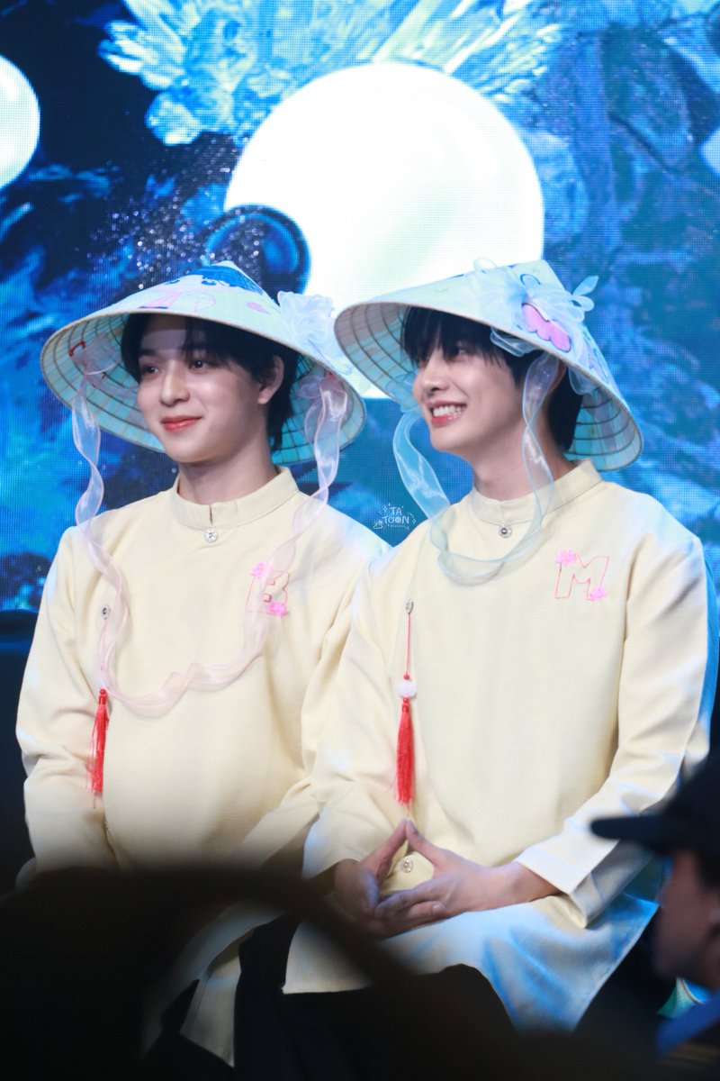 ชุดเวียดนามน่ารักมากกกกก 💕💕

ㅡ 040525 ㅡ
#MaxkyBasinVietnam
MXBS HEART TO HEART
#maxkybas #แม็กกี้บาส