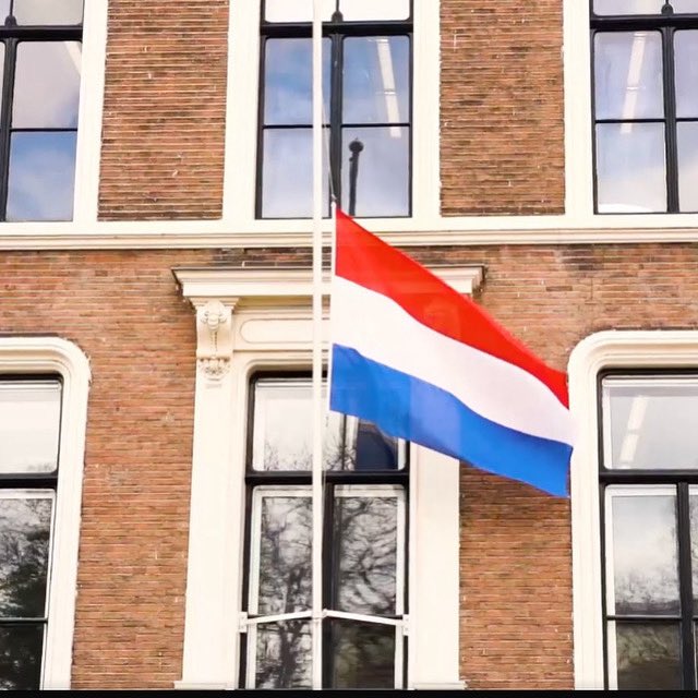 Doe recht aan degenen die hun leven voor onze vrijheid hebben gegeven. Leven in die vrijheid is namelijk niet vanzelfsprekend. Daarom herdenken we vandaag de allesomvattende impact van de Tweede Wereldoorlog op onze vrijheid, rechtsstaat en democratie. Om te blijven beseffen wat