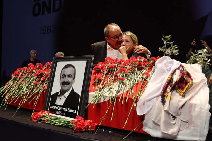 Bir babanın kızına bırakacağı en güzel mirastır bu..  

''Bir tek mülk edinmeden, ikinci bir kazağı almadan, kimseden bir şey istemeden, borçsuz ve harçsız, boğazını değil, onurunu besleyerek yaşadığın bu dünyadan gidiyorsun baba..''