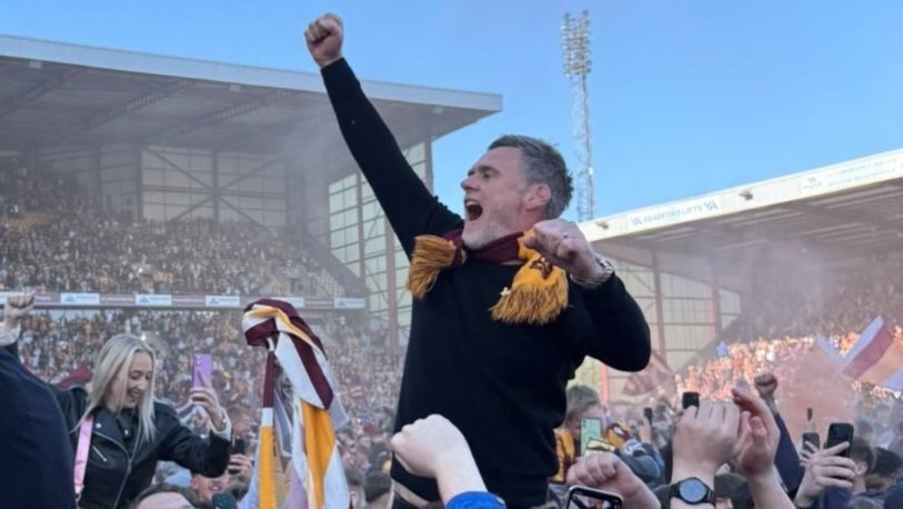 xuser1979's tweet photo. Iconic #BCAFC manager photos.  Get that GA one up in the walls in the corridors at VP https://t.co/vv32uIGPhd