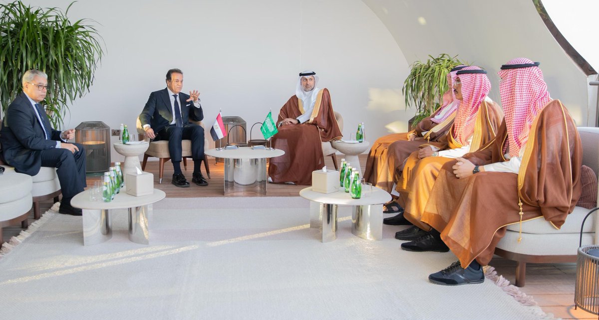 FahadAlJalajel's tweet image. سعدت بلقاء معالي الدكتور خالد عبد الغفار، نائب رئيس مجلس الوزراء ووزير الصحة والسكان بجمهورية مصر العربية، حيث بحثنا سبل تعزيز التعاون الصحي في إطار العمل العربي المشترك. ووقعنا مذكرة تفاهم تُرسخ الشراكة الاستراتيجية المتنامية بين المملكة ومصر في المجال الصحي، وتفتح آفاقًا واعدة…
