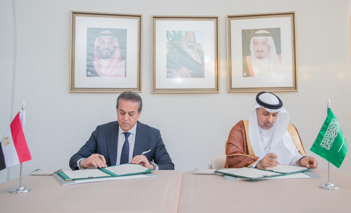 FahadAlJalajel's tweet image. سعدت بلقاء معالي الدكتور خالد عبد الغفار، نائب رئيس مجلس الوزراء ووزير الصحة والسكان بجمهورية مصر العربية، حيث بحثنا سبل تعزيز التعاون الصحي في إطار العمل العربي المشترك. ووقعنا مذكرة تفاهم تُرسخ الشراكة الاستراتيجية المتنامية بين المملكة ومصر في المجال الصحي، وتفتح آفاقًا واعدة…