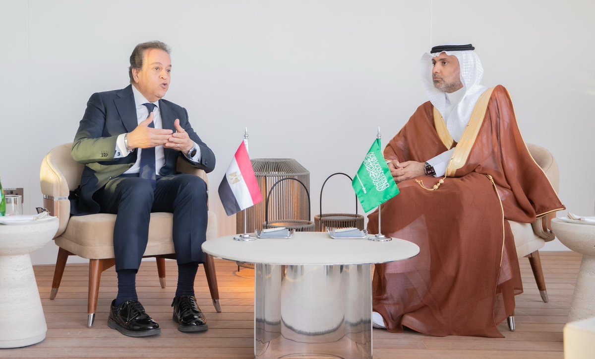 FahadAlJalajel's tweet image. سعدت بلقاء معالي الدكتور خالد عبد الغفار، نائب رئيس مجلس الوزراء ووزير الصحة والسكان بجمهورية مصر العربية، حيث بحثنا سبل تعزيز التعاون الصحي في إطار العمل العربي المشترك. ووقعنا مذكرة تفاهم تُرسخ الشراكة الاستراتيجية المتنامية بين المملكة ومصر في المجال الصحي، وتفتح آفاقًا واعدة…