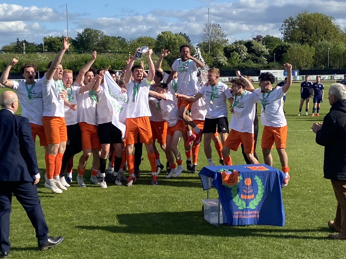 What a couple of weeks…Dad’s
charity match raising over £3000 for ALTA ⚽️ And then promotion back to the UCL Prem yesterday after a thrilling playoff final and unbelievable performance 💚🖤🧡🏆 Non-league football is just the best 👌🏻<a href="/kevinboor54/">kevin boor</a> <a href="/BlackstonesFC/">Blackstones FC</a>