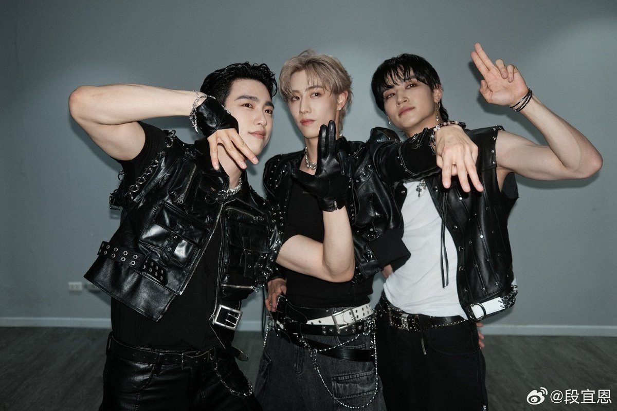 jinyoung, mark and jaebeom’s hand signs M J J