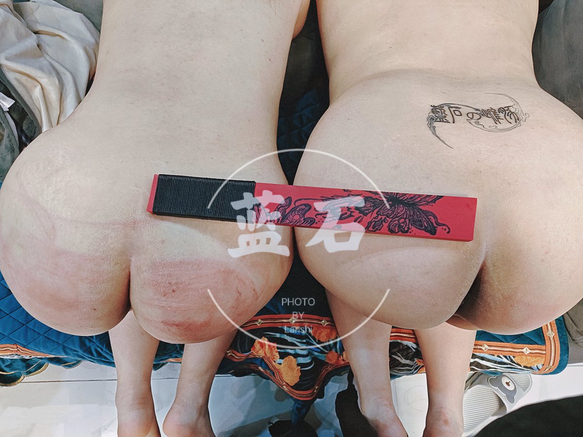 快乐五一~
和阿宝姐姐一起服侍主人的感觉真好~
爱主人：<a href="/5m2sHkTX1JvPpKX/">蓝石</a> 
(PS：再也不想被电击了已老实)
#bdsmِ #sm #多人系列 #母狗调教日记