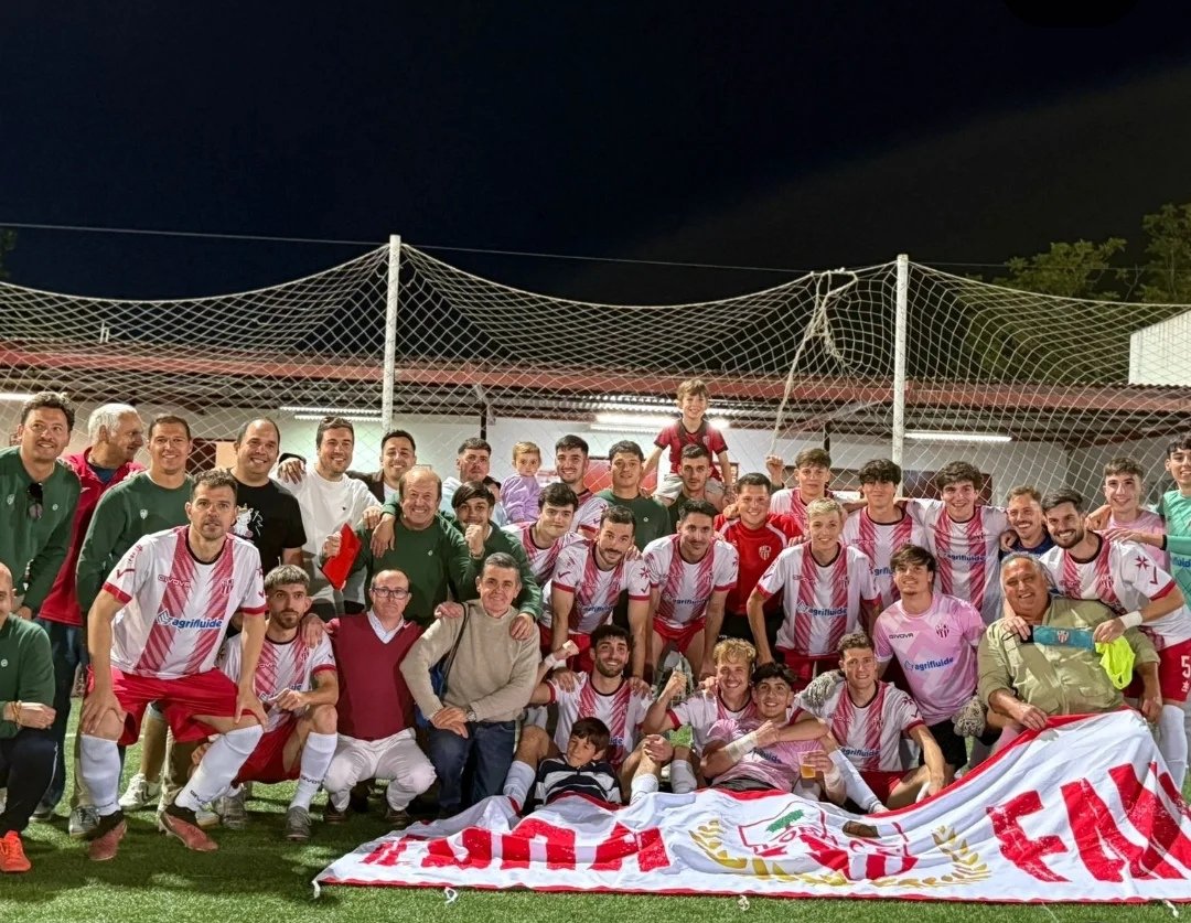 OTRA FOTO DE UNA VICTORIA Y UNA NOCHE ESPECIAL!!
#ElValordeloNuestro
#VamosLora ❤️⚪❤️