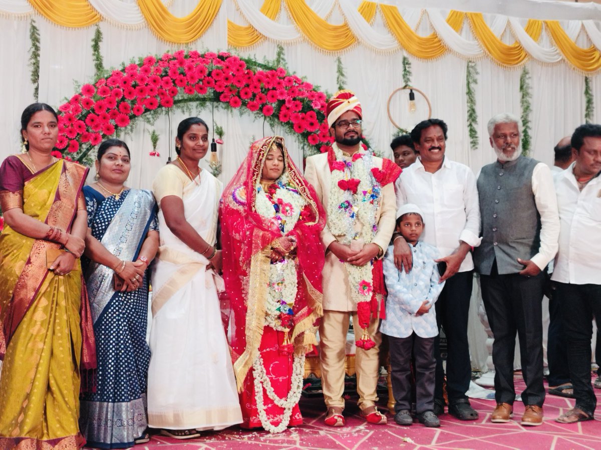 SholinghurRavi's tweet photo. ஒருங்கிணைந்த வேலூர் மாவட்ட ரஜினிகாந்த் ரசிகர் நற்பணி மன்றத்தின் மாவட்ட துணை செயலாளர் முகமது கலீபா அவர்களின் மூத்த மகள் நிக்காஹ் எனும் திருமண விழாவில் நமது மன்ற நிர்வாகிகளுடன் கலந்து கொண்டு மணமக்களை வாழ்த்திய போது.💐
#Thalaivar @rajinikanth 
#HappyMarriedLife 
#RajinikanthRasigarNarpaniMandram 
#VelloreDist
