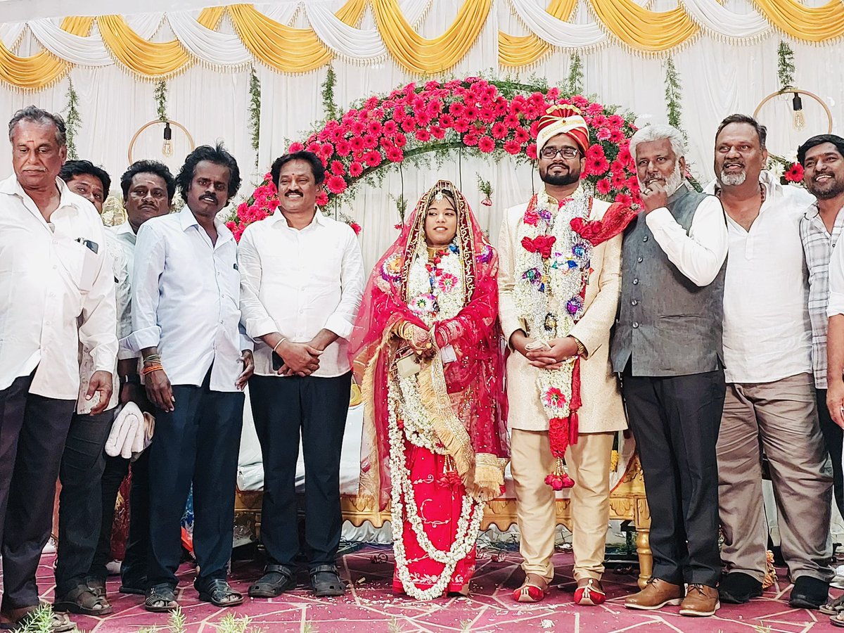 SholinghurRavi's tweet photo. ஒருங்கிணைந்த வேலூர் மாவட்ட ரஜினிகாந்த் ரசிகர் நற்பணி மன்றத்தின் மாவட்ட துணை செயலாளர் முகமது கலீபா அவர்களின் மூத்த மகள் நிக்காஹ் எனும் திருமண விழாவில் நமது மன்ற நிர்வாகிகளுடன் கலந்து கொண்டு மணமக்களை வாழ்த்திய போது.💐
#Thalaivar @rajinikanth 
#HappyMarriedLife 
#RajinikanthRasigarNarpaniMandram 
#VelloreDist