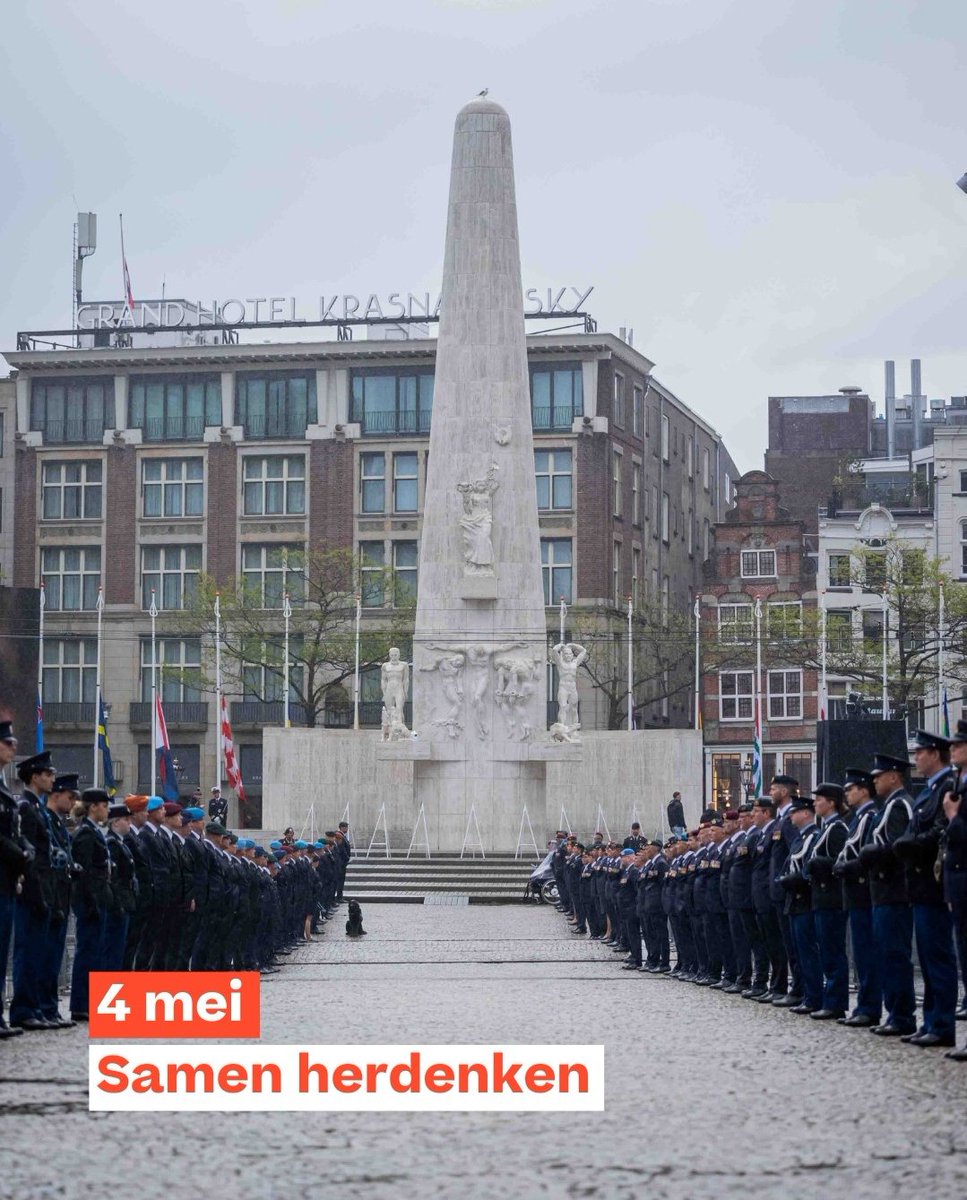 𝐒𝐭𝐚𝐩 𝐧𝐢𝐞𝐭 𝐚𝐥𝐥𝐞𝐞𝐧 𝐦𝐞𝐭 𝐯𝐨𝐞𝐭𝐞𝐧, 𝐦𝐚𝐚𝐫 𝐦𝐞𝐭 𝐡𝐞𝐫𝐢𝐧𝐧𝐞𝐫𝐢𝐧𝐠.
Elke steen onder je draagt verhalen.
Elke windvlaag fluistert namen.

𝐋𝐨𝐨𝐩 𝐭𝐫𝐚𝐚𝐠.
Zoals de tijd traag werd op de dag dat zij vielen.
Zoals harten traag klopten bij het laatste