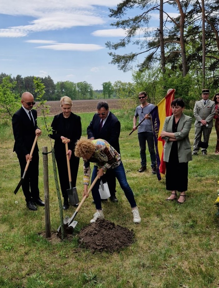 Un arbol para los deportados españoles en Neuengamme. Un militar francés asiste con respetuosa distancia a la escena. Mientras el ejercito español esté ausente de este tipo de actos, no seremos un país normal ni estaremos del todo libres de la posibilidad de otro golpe de estado.