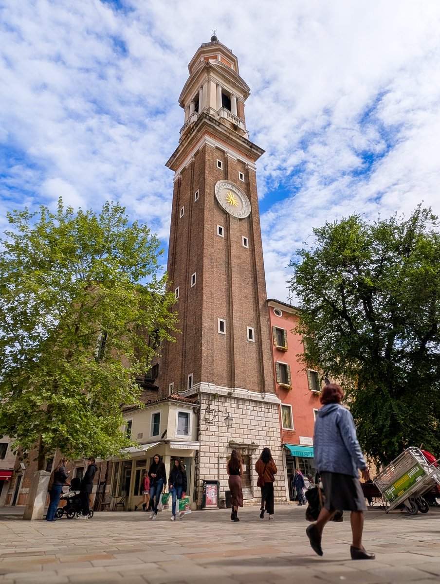 【ヴェネツィア🇮🇹イタリア】
私たちがヴェネツィアに行ったのは4月末。
まだ夏日になる前だったけど、もうこんなに大混雑。

ヴェネツィアは日帰り客に対して入島税が掛かるので事前に免除申請をしていたのだけど、そのチェックがどこにもなかった。一体どのタイミングでチェックしていたのだろう。