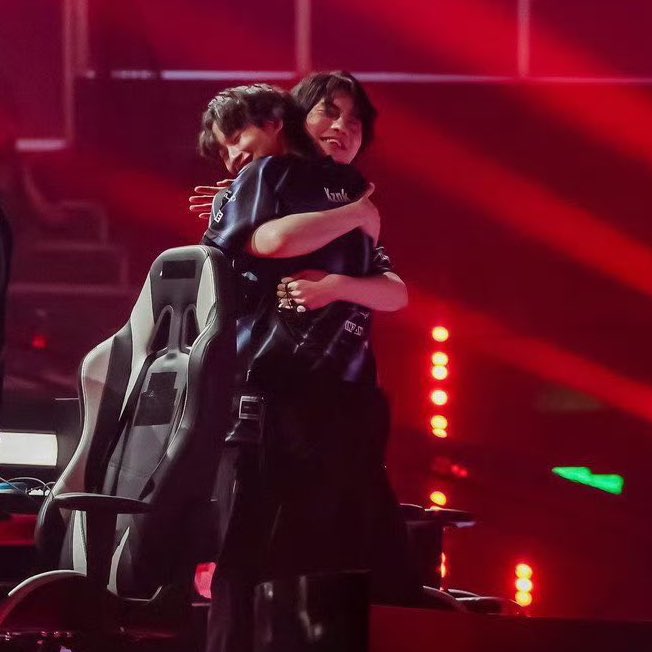 _ttshn_'s tweet photo. Your hug seem familiar.. https://t.co/F0pkuN3awW