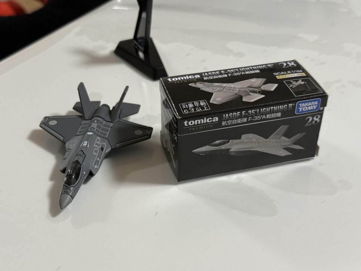 ozkg72's tweet image. 子どもに21世紀の戦闘機トミカをあげたら1日中遊んでる😆

#F35 #トミカ #F35Lightning2