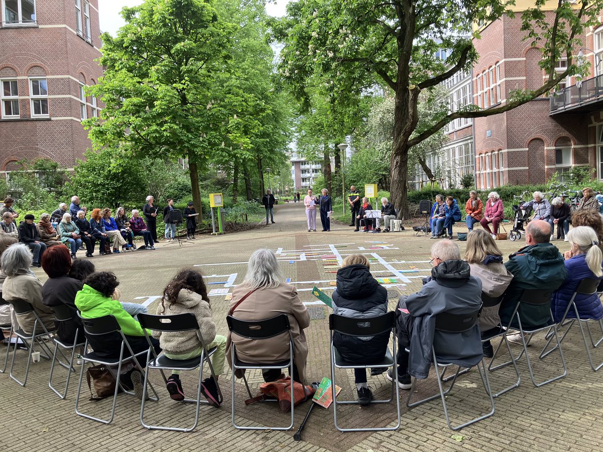 Vanmiddag 4 mei vanaf 13.30 kun je nog naambordjes maken als herinnering aan de buurtgenoten die weggevoerd en vermoord zijn in de tweede wereldoorlog. Vanaf 16.00 de officiële ceremonie. Plaats: Pesthuislaan op het WG terrein in Amsterdam