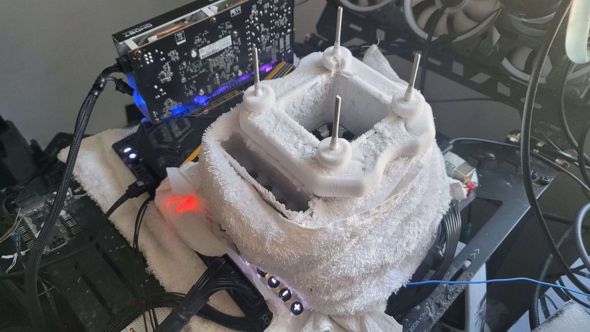 Two New Memory Overclocking World Records in 1 day!

May 3, 1PM: 6386.8 MHz by Blackdot 🇫🇷
May 3, 10PM: 6402.7 MHz by Saltycroissant 🇨🇦

Chart: skatterbencher.com/memory-overclo…
Details: hwbot.org/benchmarks/mem…
Validation: valid.x86.fr/fl4te2
Validation: valid.x86.fr/6cuwgd