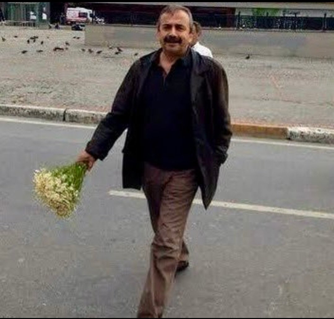 Gotin sêwî man,bila aştî deynê me be!
Tuyê di hezar dilan de bijî. 
Oxir be🥀🥀 #SırrıSüreyyaÖnder