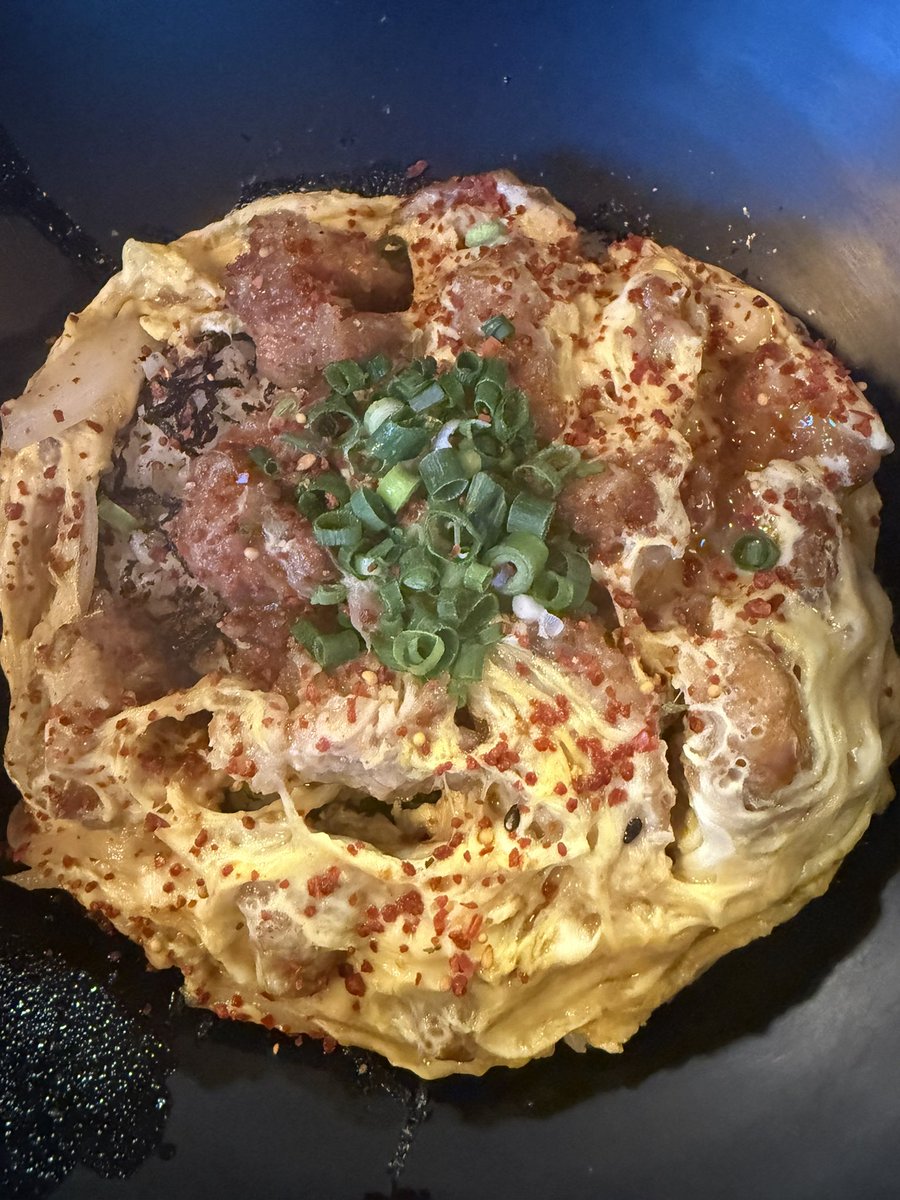 📍긴자료코 영통점
(경기 수원시 영통구 청명남로 25 107호)

큰 그릇에 나오는 오야코동. 정통일본식은 아니고 한국사람 입맛에 맛게 개량한 맛. 양이 많고 푸짐해서 근처 대학생들이 많이 오는 것 같음. 모든 메뉴가 1.5배 무료사이즈업도 가능한 것 같음. 다만, 남기면 3,000원💦 잘 아는 익숙하고