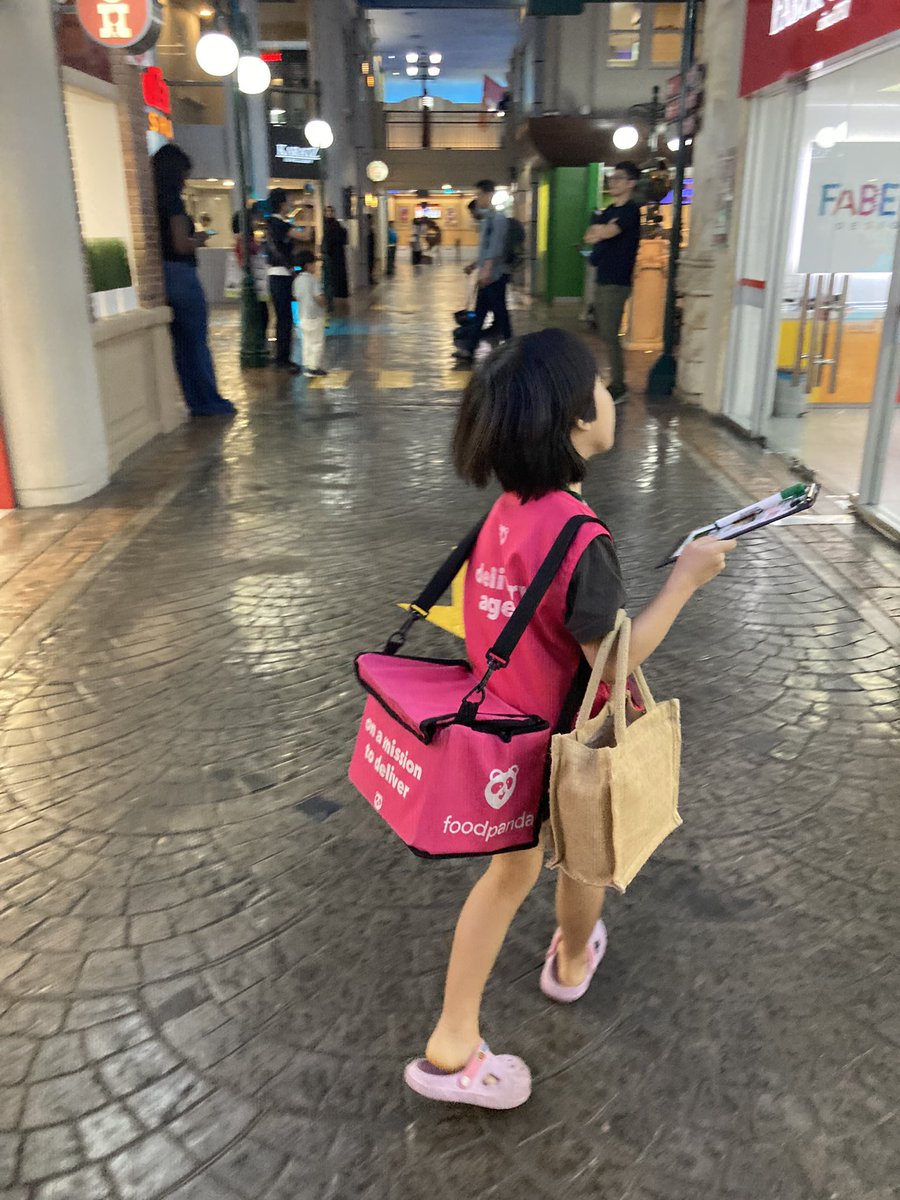 GWということで初めてのキッザニアクアラルンプール🇲🇾
日曜なのに空いてる😂
日本のように「人気のヤツ予約して空いた時間にコレやって…」とか考える必要無し。
日本のキッザニアに預けてるお金引き出せないかしらと三井住友のカード試したけどダメでした笑。紙幣は日本のでも使えるらしい。