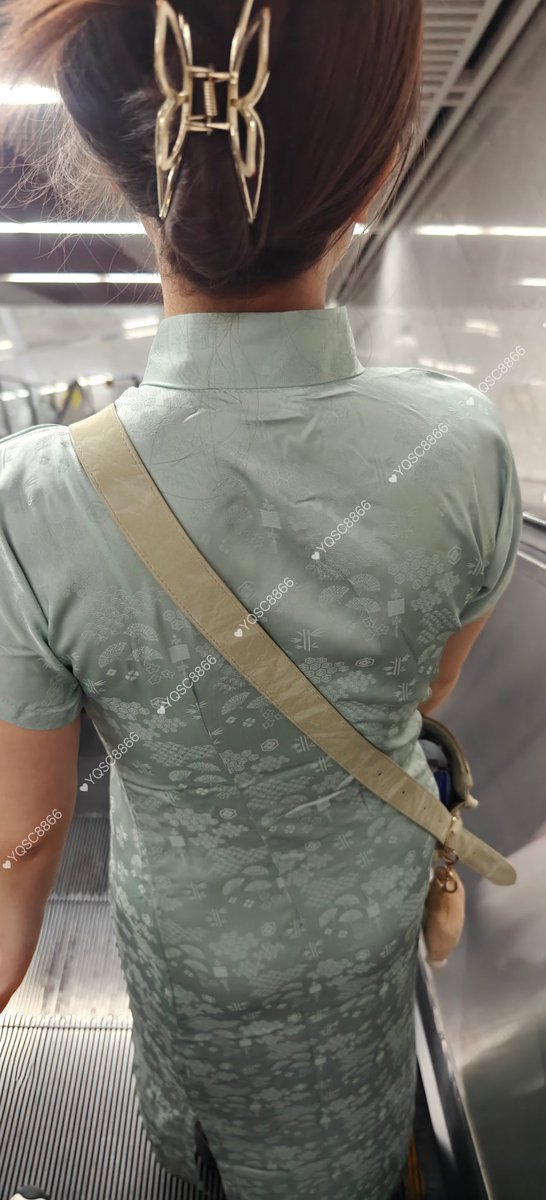 今日你们嫂子只办两件事，穿旗袍发骚，见粉丝群粉丝，猜猜旗袍里面是不是真空～