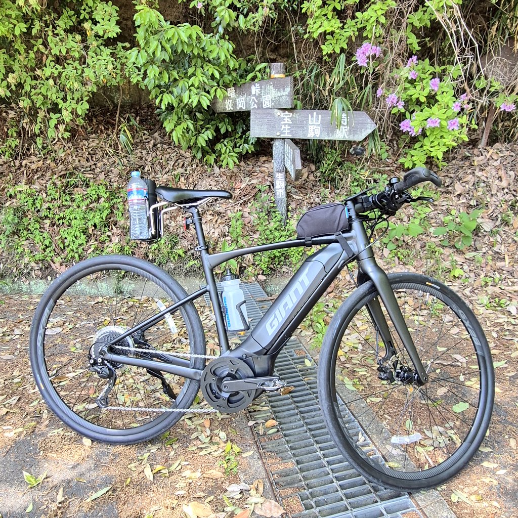 charinker's tweet photo. 今日はeBikeで大阪側から暗峠へ
途中、何度か後ろから車が来てたので足は着いてしまいましたが、頑張れば足着かなくても行けそうな気がします
登り口まで案内してくれた学生さん、登りの途中、色々話してくれたMTBのお兄さん、有り難うございました♪
生駒方面に降りて迷子なうです(笑) https://t.co/sx7NQ1yBBD