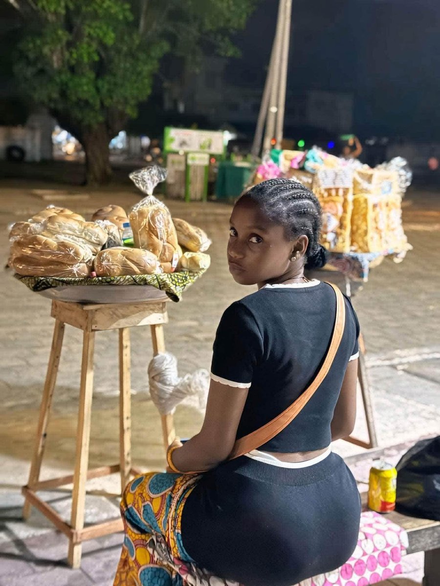 mwenedataaa's tweet photo. Iyaba muhora mundamutsa mba ndababwiye aho uwu mukobwa acururiza imikate aha mubwiza 🤣🤣 https://t.co/bZEvd1sfXf
