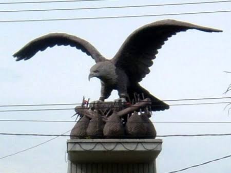BuswayFansC's tweet photo. Mungkin ada di antara kalian yang mengira logo Transjakarta tuh kaya logo Kacang Garuda. 😂

Padahal itu adalah iconnya Kota Jakarta loh yaitu Elang Bondol dan Salak Condet.

Pict : Istimewa https://t.co/3OHls5JQKv