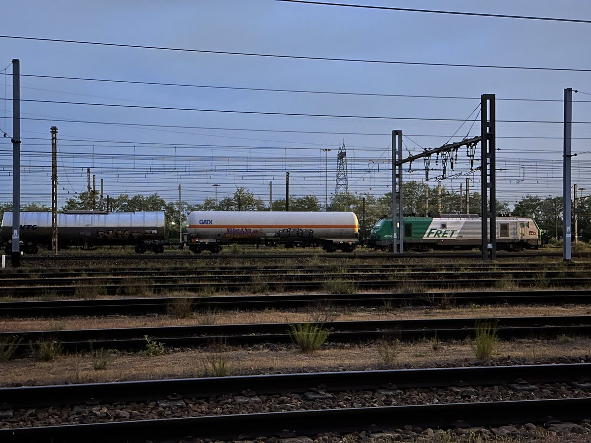 121deretard's tweet photo. De nouveau une belle nuit blanche sur les rails, pour assurer ce diffus entre Woippy et Valenton. Il continuera ensuite sa route vers Bordeaux. 🔵🟢⚪️

#HexaFret #FretSNCF #SNCF #RailLogisticsEurope https://t.co/HNf2yU39ae