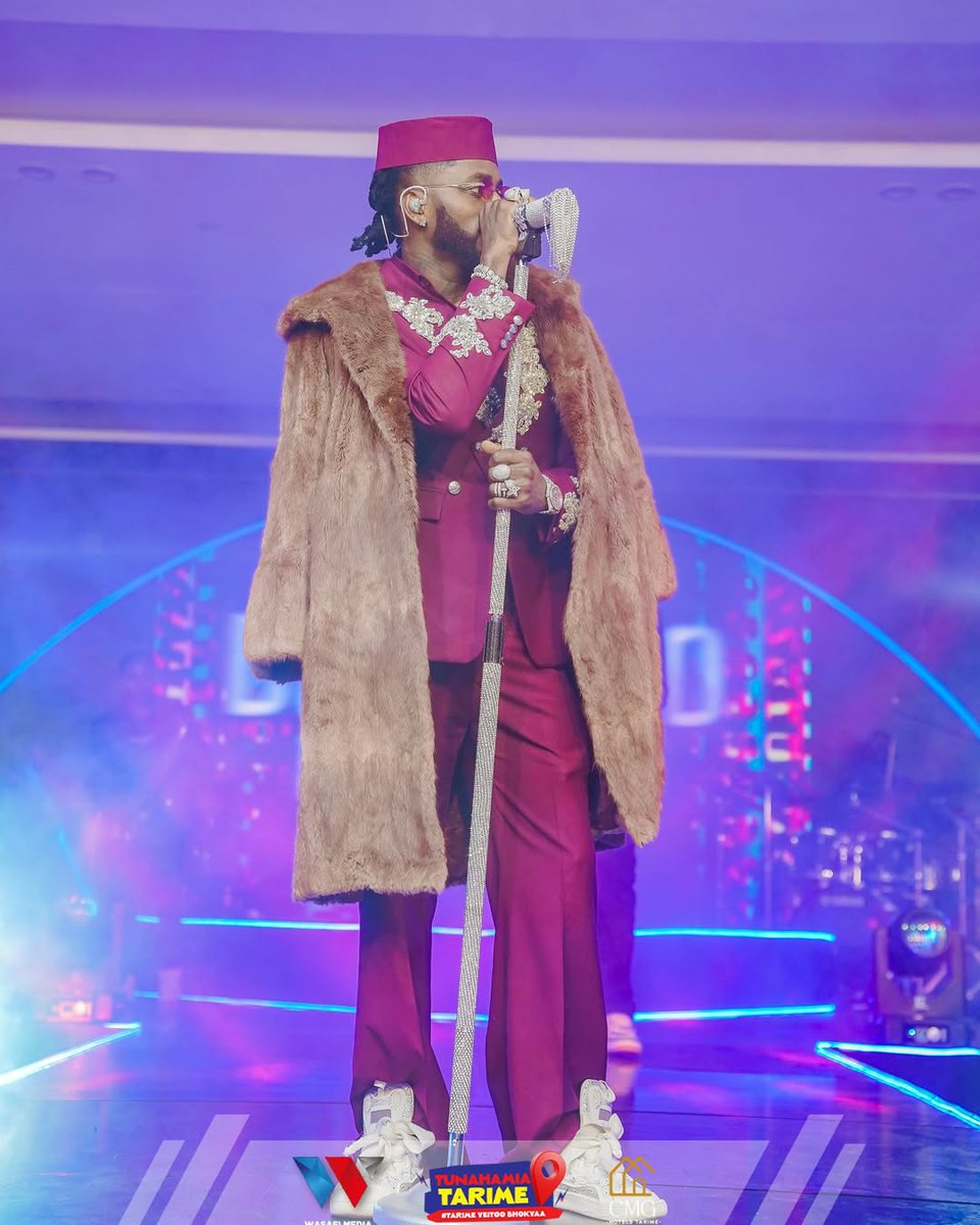 vot_media's tweet photo. SIMBA IN TARIME ! @diamondplatnumz akitoa Burudani Classic na Live Band kwenye usiku wa VIP Party ya Uzinduzi wa CMG HOTELS TARIME . #vottumechangamka https://t.co/ks4HbTRokh