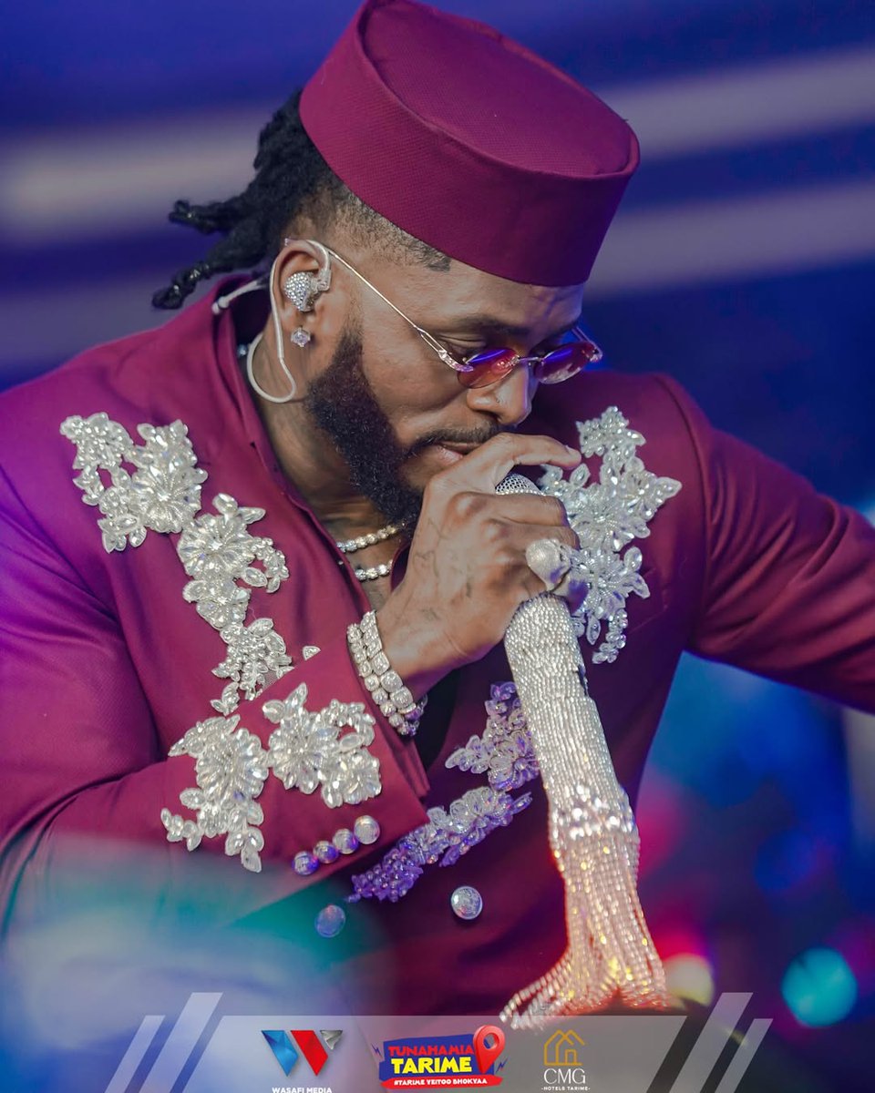 vot_media's tweet photo. SIMBA IN TARIME ! @diamondplatnumz akitoa Burudani Classic na Live Band kwenye usiku wa VIP Party ya Uzinduzi wa CMG HOTELS TARIME . #vottumechangamka https://t.co/ks4HbTRokh