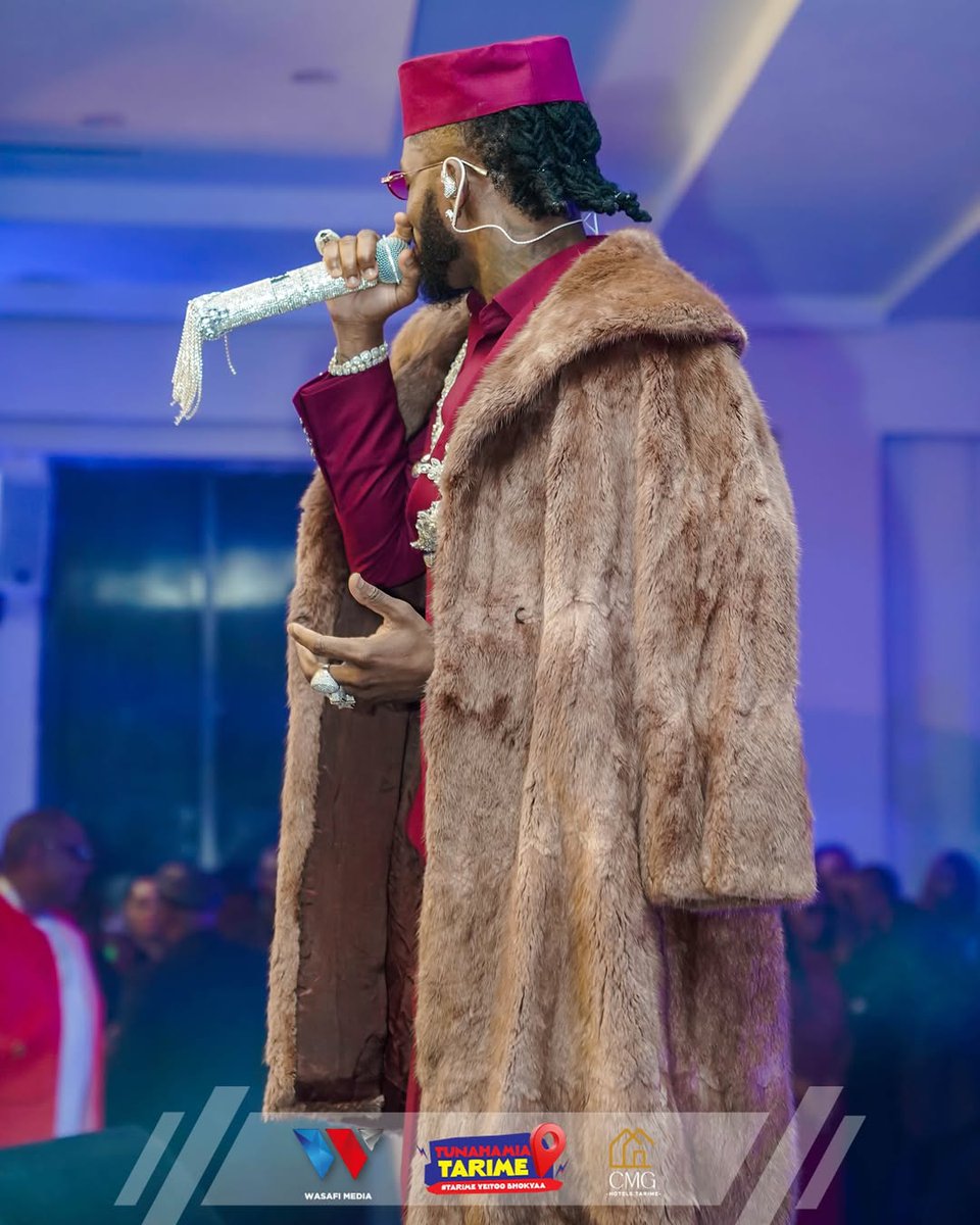 vot_media's tweet photo. SIMBA IN TARIME ! @diamondplatnumz akitoa Burudani Classic na Live Band kwenye usiku wa VIP Party ya Uzinduzi wa CMG HOTELS TARIME . #vottumechangamka https://t.co/ks4HbTRokh