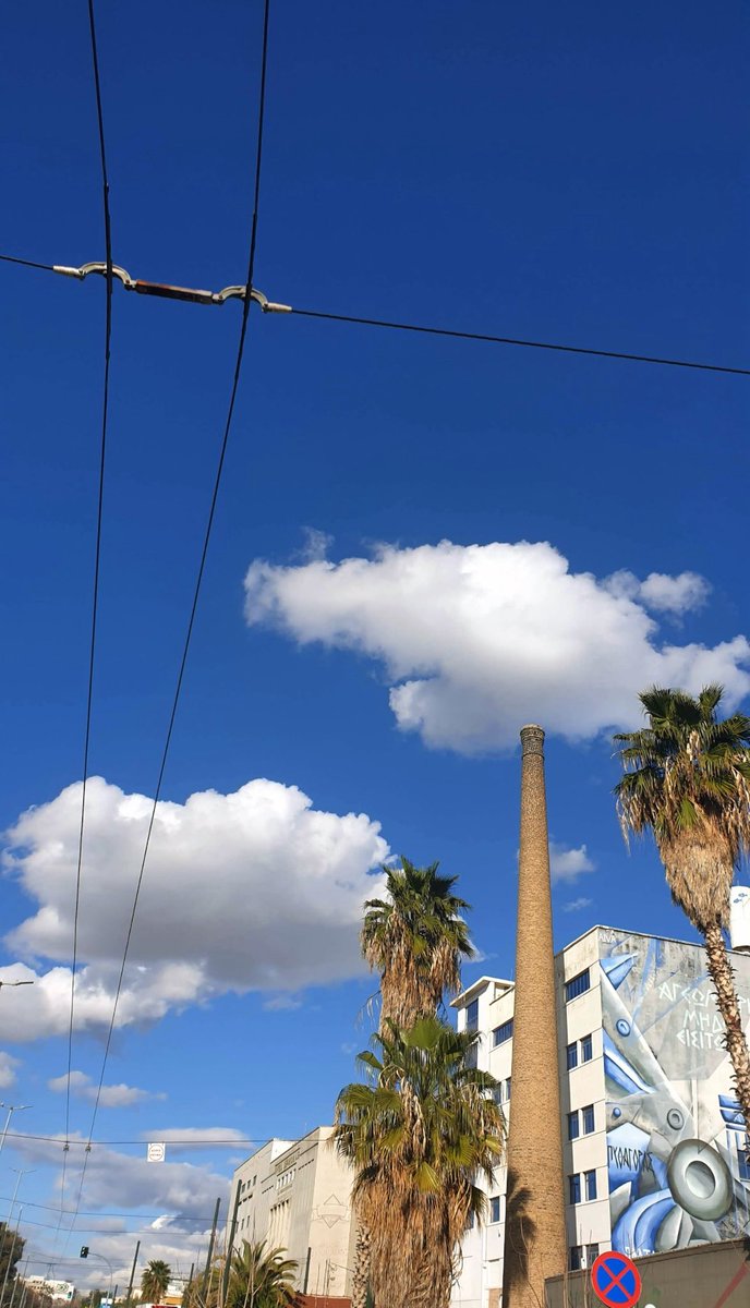 Nerrinaki's tweet image. Who needs smoke when you’ve got cloud power?
Athens, serving surreal moments daily.
#cloudart #urbanfun #cloudhumor #accidentalart #citydet