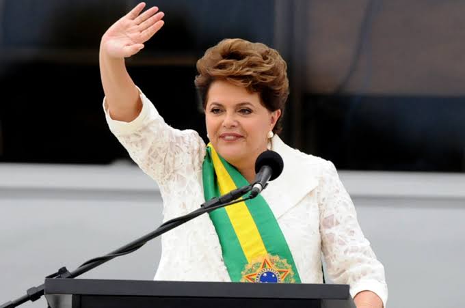 filipeanjo's tweet photo. Lady Gaga em uma clara homenagem a Dilma Roussef no dia de sua posse como presidenta do Brasil, lá em 2011. A parte vermelha abaixo é uma referencia o PT. 
#TodoMundoNoRio #ladygaga #DilmaRoussef #fazoL #Copacabana https://t.co/VHMJd7NVvc