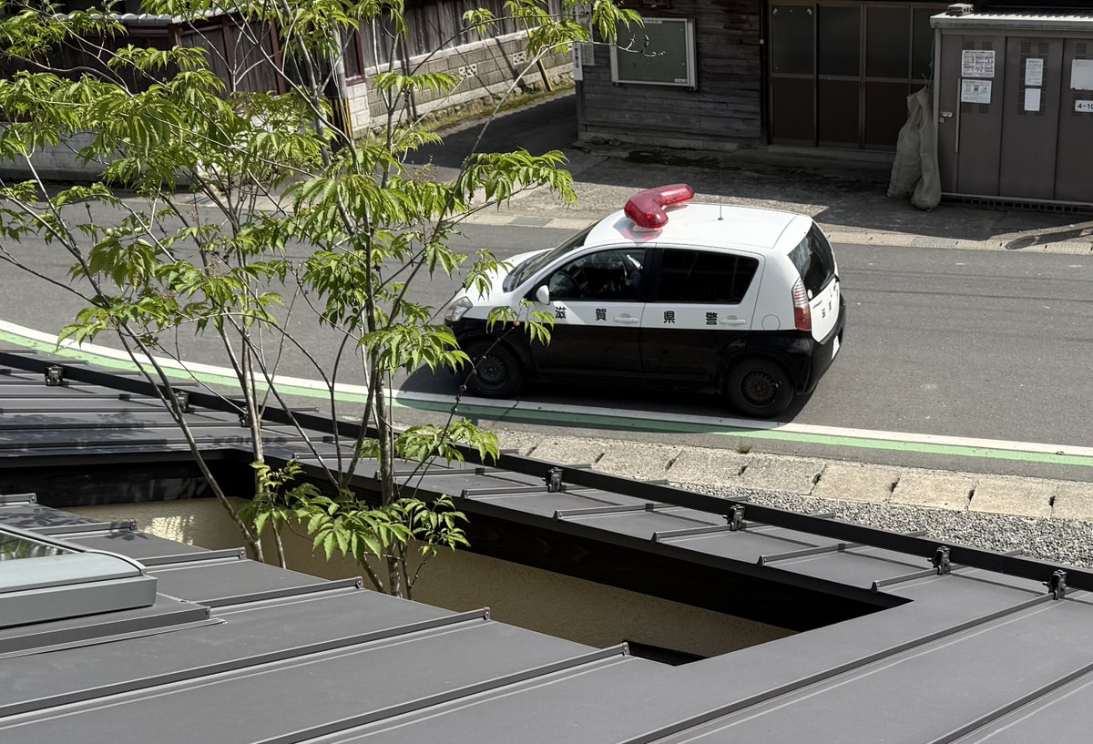 家の前にパトカー来たなぁ
と思ってたら
携帯触りながら動き出したやんけw

動き出してから
携帯そっと助手席に置いてたけど
パトカーでそれはあかんやろw