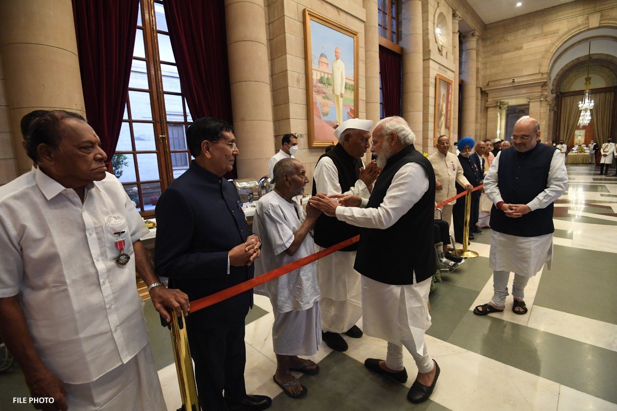 Narendra Modi (@narendramodi) on Twitter photo рдпреЛрдЧ рд╕рд╛рдзрдХ рдФрд░ рдХрд╛рд╢реА рдирд┐рд╡рд╛рд╕реА рд╢рд┐рд╡рд╛рдирдВрдж рдмрд╛рдмрд╛ рдЬреА рдХреЗ рдирд┐рдзрди рд╕реЗ рдЕрддреНрдпрдВрдд рджреБрдЦ рд╣реБрдЖ рд╣реИред рдпреЛрдЧ рдФрд░ рд╕рд╛рдзрдирд╛ рдХреЛ рд╕рдорд░реНрдкрд┐рдд рдЙрдирдХрд╛ рдЬреАрд╡рди рджреЗрд╢ рдХреА рд╣рд░ рдкреАрдврд╝реА рдХреЛ рдкреНрд░реЗрд░рд┐рдд рдХрд░рддрд╛ рд░рд╣реЗрдЧрд╛ред рдпреЛрдЧ рдХреЗ рдЬрд░рд┐рдП рд╕рдорд╛рдЬ рдХреА рд╕реЗрд╡рд╛ рдХреЗ рд▓рд┐рдП рдЙрдиреНрд╣реЗрдВ рдкрджреНрдорд╢реНрд░реА рд╕реЗ рд╕рдореНрдорд╛рдирд┐рдд рднреА рдХрд┐рдпрд╛ рдЧрдпрд╛ рдерд╛ред
рд╢рд┐рд╡рд╛рдирдВрдж рдмрд╛рдмрд╛ рдХрд╛ рд╢рд┐рд╡рд▓реЛрдХ рдкреНрд░рдпрд╛рдг рд╣рдо рд╕рдм рдХрд╛рд╢реАрд╡рд╛рд╕рд┐рдпреЛрдВ рдФрд░ рдЙрдирд╕реЗ рдпреЛрдЧ рд╕рд╛рдзрдХ рдФрд░ рдХрд╛рд╢реА рдирд┐рд╡рд╛рд╕реА рд╢рд┐рд╡рд╛рдирдВрдж рдмрд╛рдмрд╛ рдЬреА рдХреЗ рдирд┐рдзрди рд╕реЗ рдЕрддреНрдпрдВрдд рджреБрдЦ рд╣реБрдЖ рд╣реИред рдпреЛрдЧ рдФрд░ рд╕рд╛рдзрдирд╛ рдХреЛ рд╕рдорд░реНрдкрд┐рдд рдЙрдирдХрд╛ рдЬреАрд╡рди рджреЗрд╢ рдХреА рд╣рд░ рдкреАрдврд╝реА рдХреЛ рдкреНрд░реЗрд░рд┐рдд рдХрд░рддрд╛ рд░рд╣реЗрдЧрд╛ред рдпреЛрдЧ рдХреЗ рдЬрд░рд┐рдП рд╕рдорд╛рдЬ рдХреА рд╕реЗрд╡рд╛ рдХреЗ рд▓рд┐рдП рдЙрдиреНрд╣реЗрдВ рдкрджреНрдорд╢реНрд░реА рд╕реЗ рд╕рдореНрдорд╛рдирд┐рдд рднреА рдХрд┐рдпрд╛ рдЧрдпрд╛ рдерд╛ред
рд╢рд┐рд╡рд╛рдирдВрдж рдмрд╛рдмрд╛ рдХрд╛ рд╢рд┐рд╡рд▓реЛрдХ рдкреНрд░рдпрд╛рдг рд╣рдо рд╕рдм рдХрд╛рд╢реАрд╡рд╛рд╕рд┐рдпреЛрдВ рдФрд░ рдЙрдирд╕реЗ