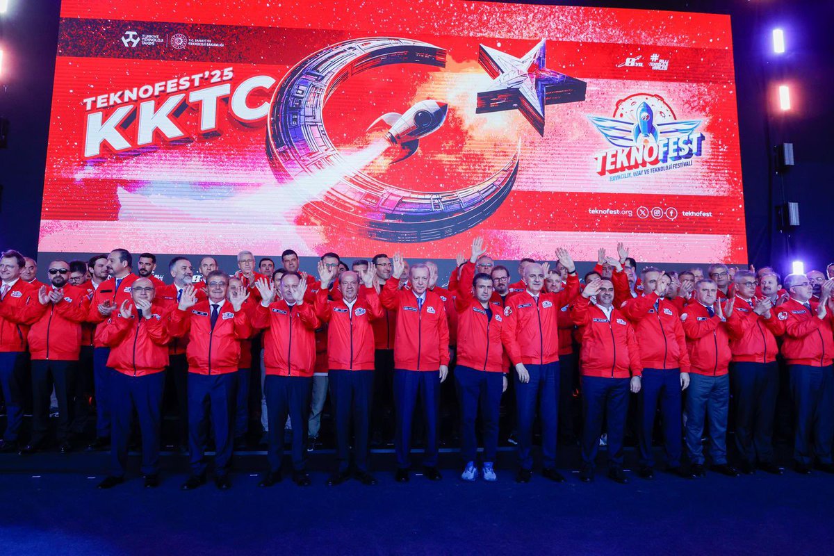 3 Mayıs Lefkoşa Ercan’da Teknofest KKTC’de Türkiye Cumhurbaşkanı Recep Tayyip Erdoğan ile ödül töreni sonrası katılımcıları selamladık. Başta Selçuk Bayraktar olmak üzere emeği geçenlere çok teşekkür ederim.
