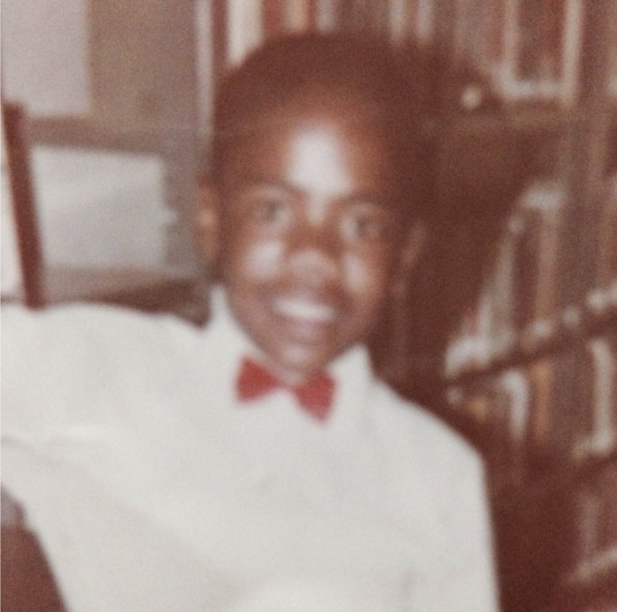 zandatoto's tweet photo. #SundayConfessions I stumbled upon this library snap of me - Form 1 at St Mary's Magdalene's in Nyanga, 1985. I have forever been a bibliophile, lover of books📚. However, that is not the story.
SaMapiki, a visiting photographer came every second Sunday to take📸pictures and deliver photos from his previous visit. We eagerly queued to collect our snaps but SaMapiki would always let many of us down. Enyu akatsva (overexposed), he would say without an apology☹️.
Although he offered to retake the photos, it was a tragedy😭. How could you recreate the moment let alone the swag? Going back to borrow Itai’s jeans, Edward’s shirt, Shupikai's shoes, Freeman’s belt, Razaro’s windbreaker, and Josephat’s tie again? Impossible - it had taken weeks of negotiations and batter trade!
Back to this photo. I have one copy left. I sent the other to a crush at St David's Girls High School, Bonda, with a perfectly crafted exploratory letter guaranteed (in my mind) to spark interest🙈. It didn't work, she never replied. To this day, I don’t know what became of that photo.
I like to think Scripture Union leaders at her school sensed temptation and sabotaged me in the name of holiness. Teens today will never understand, they exchange dozens of selfies and sweet nothings in a single hour, and at times they even forget to include clothes. The END.