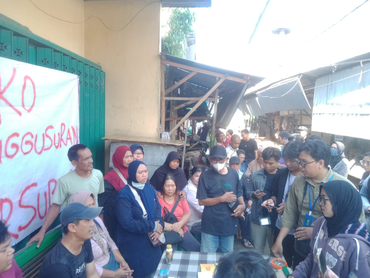 lbhsamarinda_'s tweet photo. Konferensi pers pedagang Pasar Subuh Samarinda di batas terakhir berdagang yang diberikan oleh Pemkot Samarinda. Para pedagang tetap bertahan dan menolak digusur karena lahan yang digunakan untuk berdagang fasum ataupun aset Pemkot. https://t.co/0YUpnWCUBu