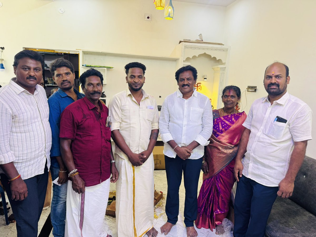 SholinghurRavi's tweet photo. Superstar Rajinikanth Soldiers சமூக வலைத்தள குழுவின் உறுப்பினர், காவேரிப்பாக்கம், பெரியகிராமம் கிராமத்தை சேர்ந்த அன்புத்தம்பி நந்திப் அவர்களின் புதுமனை புகுவிழாவில் கலந்து கொண்டு வாழ்த்திய போது.
#Thalaivar @Rajinikanth 
#SuperstarRajinikanthSoldiers https://t.co/xTKRsLlauH