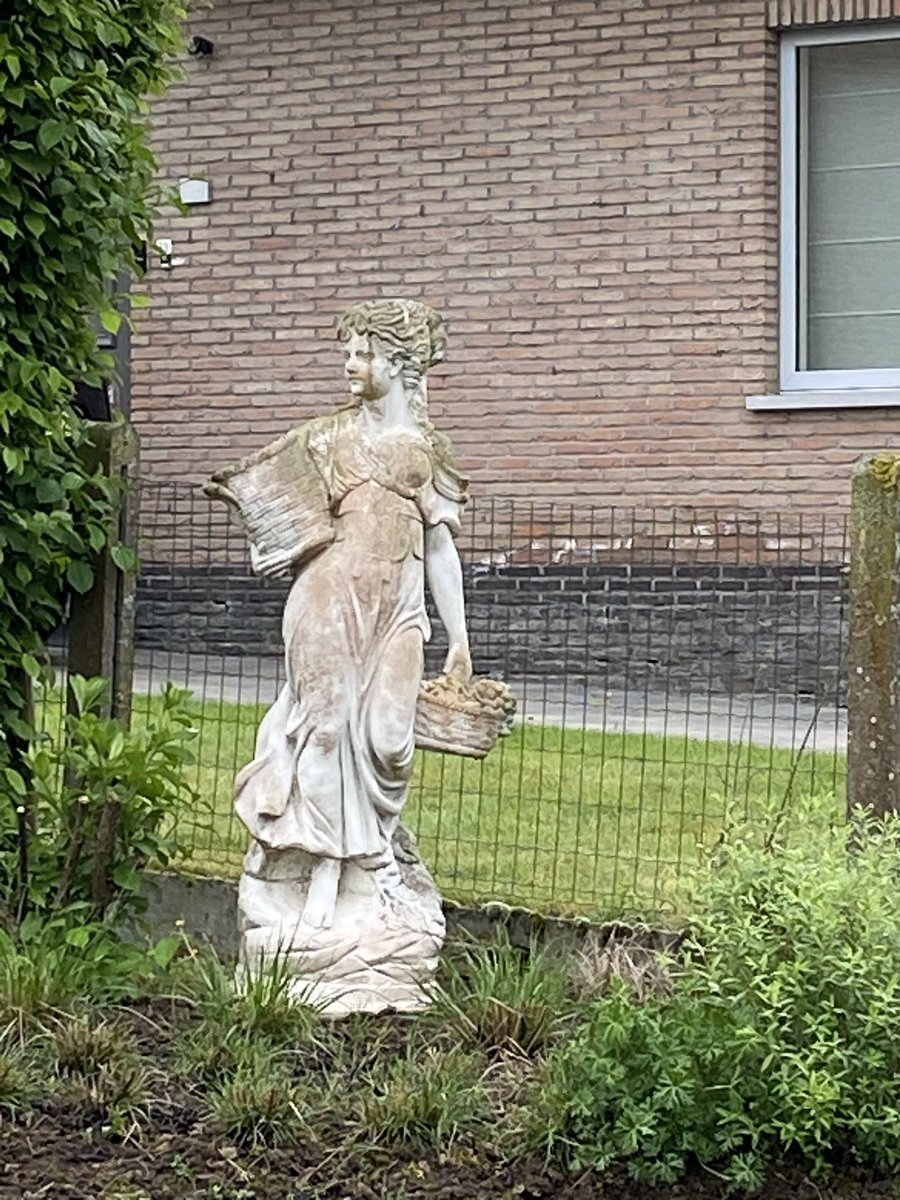 G27Marco's tweet image. Promenade du matin , où je ne croise que des cyclistes ! 
Ici ils aiment bien les #statues! Ça pullule dans les jardins et devant les #maisons #flandres #belgique