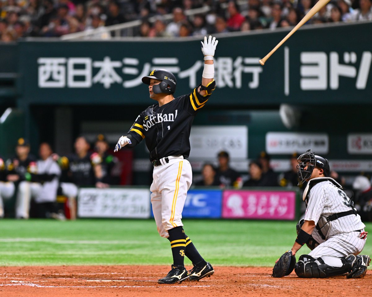 美しすぎる】 #嶺井博希 選手が同点2ランです！ 華麗なバット投げ