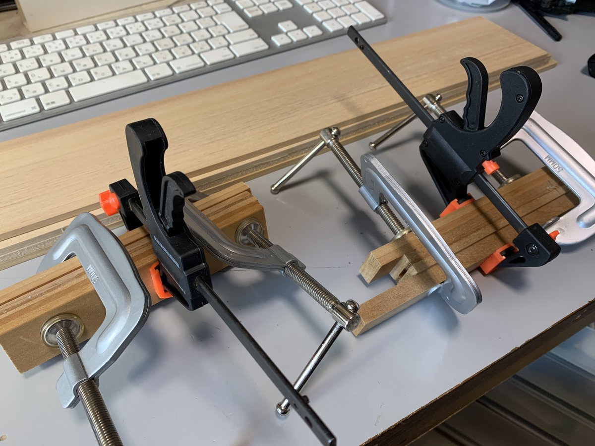 tkc_sa's tweet photo. 12インチアクションフィギュアのスタンド。市販品の構造を参考にして木製の高級バージョンを作る。時間かかったけどなかなかの仕上がりになりつつあります。ウフ。 https://t.co/dKPPj7KuIk
