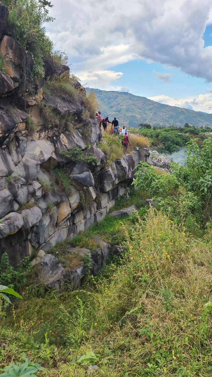 Wananchi wa Mbeya wakiwa katika bonde la Uyole  wakimtafuta MDUDE NYAGALI.