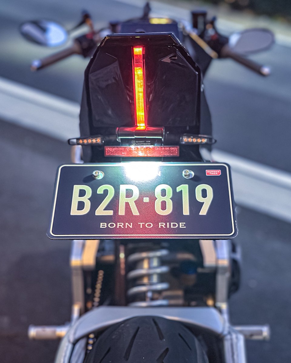 Solitony_jp's tweet photo. BORN TO RIDE
ナンバータックは、丸めて持ち運ぶことのできる撮影用ナンバー隠しです。
◼️ LICENCE / B2R
👉 https://t.co/1UeIXiYqrW…
#NumberTack #ナンバータック
#バイク #バックショット
#バイクのある風景 #バイク写真部
#VYRUS https://t.co/a6Y9MgzB2s
