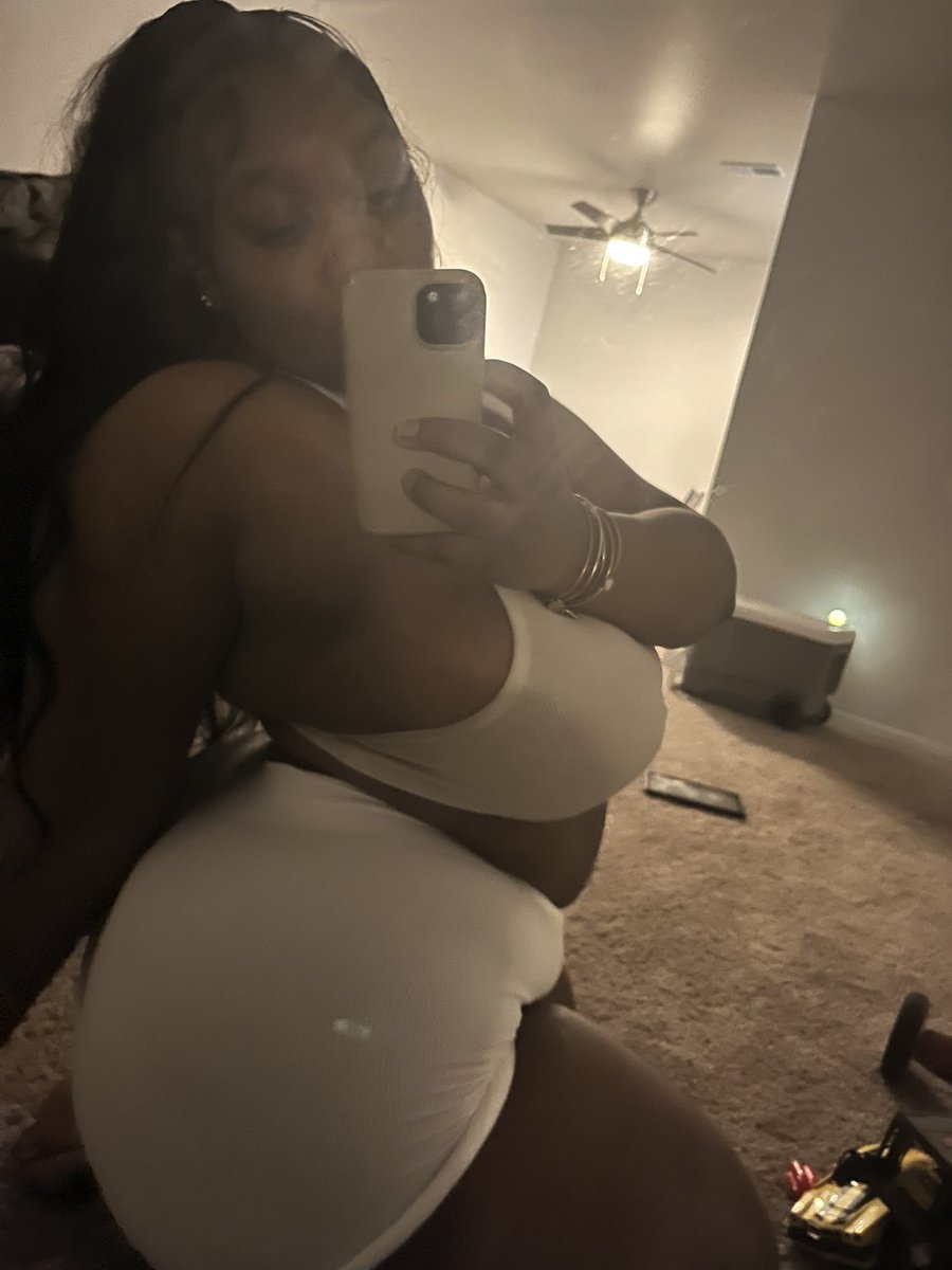 monaeeerenaeee's tweet photo. I wish I could add music on here or smth https://t.co/PLRQSKgyYb