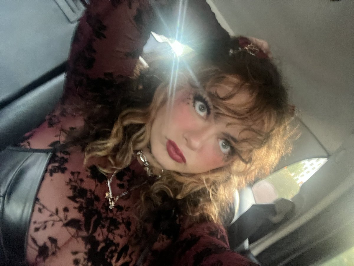 stormswifty's tweet photo. Who said there’s such a thing as too much blush 😉 https://t.co/n5FHdAfnla
