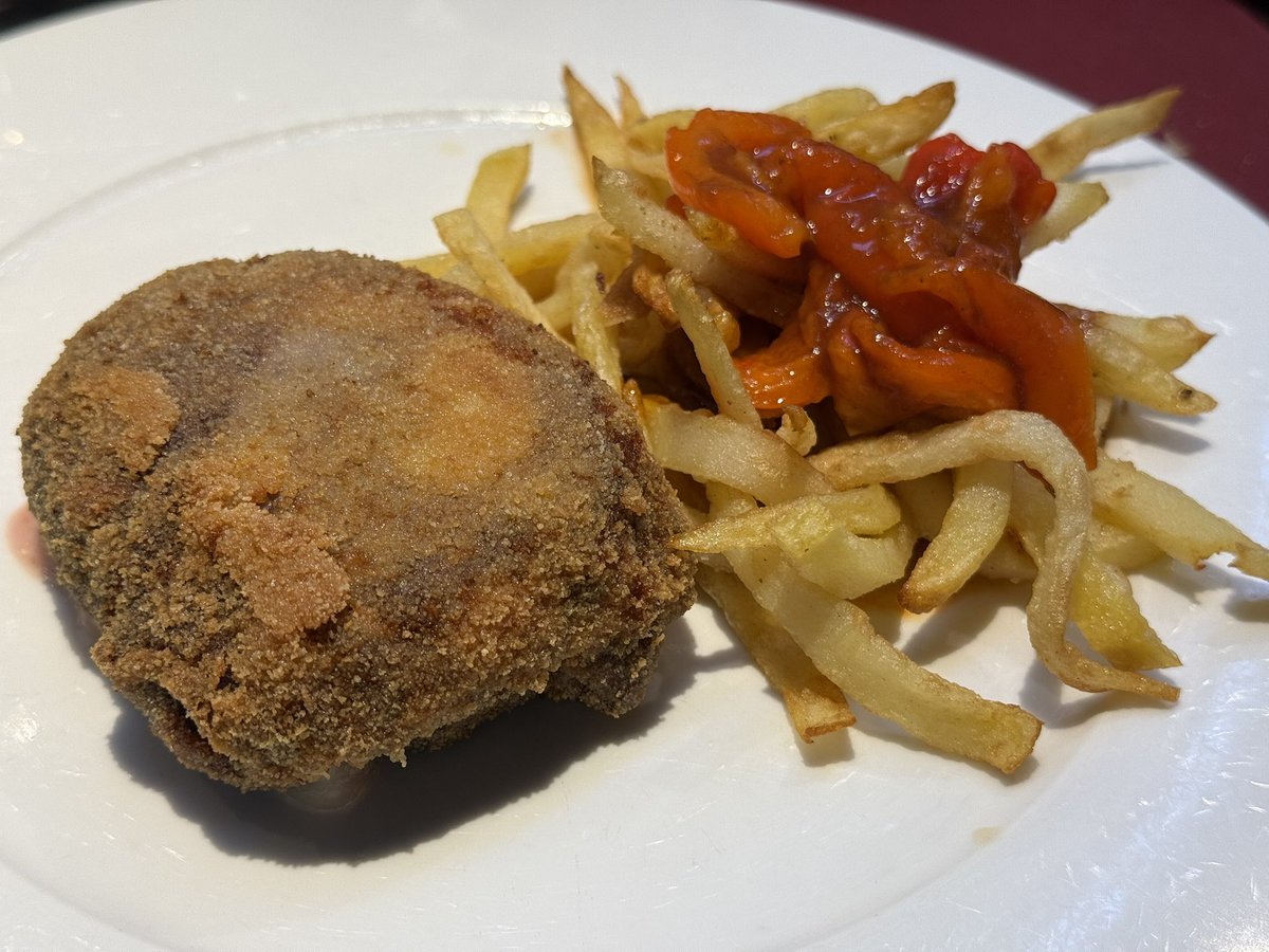 alonsenna's tweet image. Taberna Viavélez, Madrid. Salpicón de bogavante, bocartes, patatas a la importancia con almejas y cachopo de solomillo. En barra, medias raciones de casi todo. Flexibilidad total. Qué meritazo tiene este equipo manteniendo el fantástico nivel tras la retirada de Paco Ron.