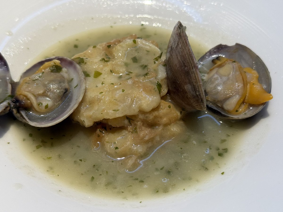 alonsenna's tweet image. Taberna Viavélez, Madrid. Salpicón de bogavante, bocartes, patatas a la importancia con almejas y cachopo de solomillo. En barra, medias raciones de casi todo. Flexibilidad total. Qué meritazo tiene este equipo manteniendo el fantástico nivel tras la retirada de Paco Ron.