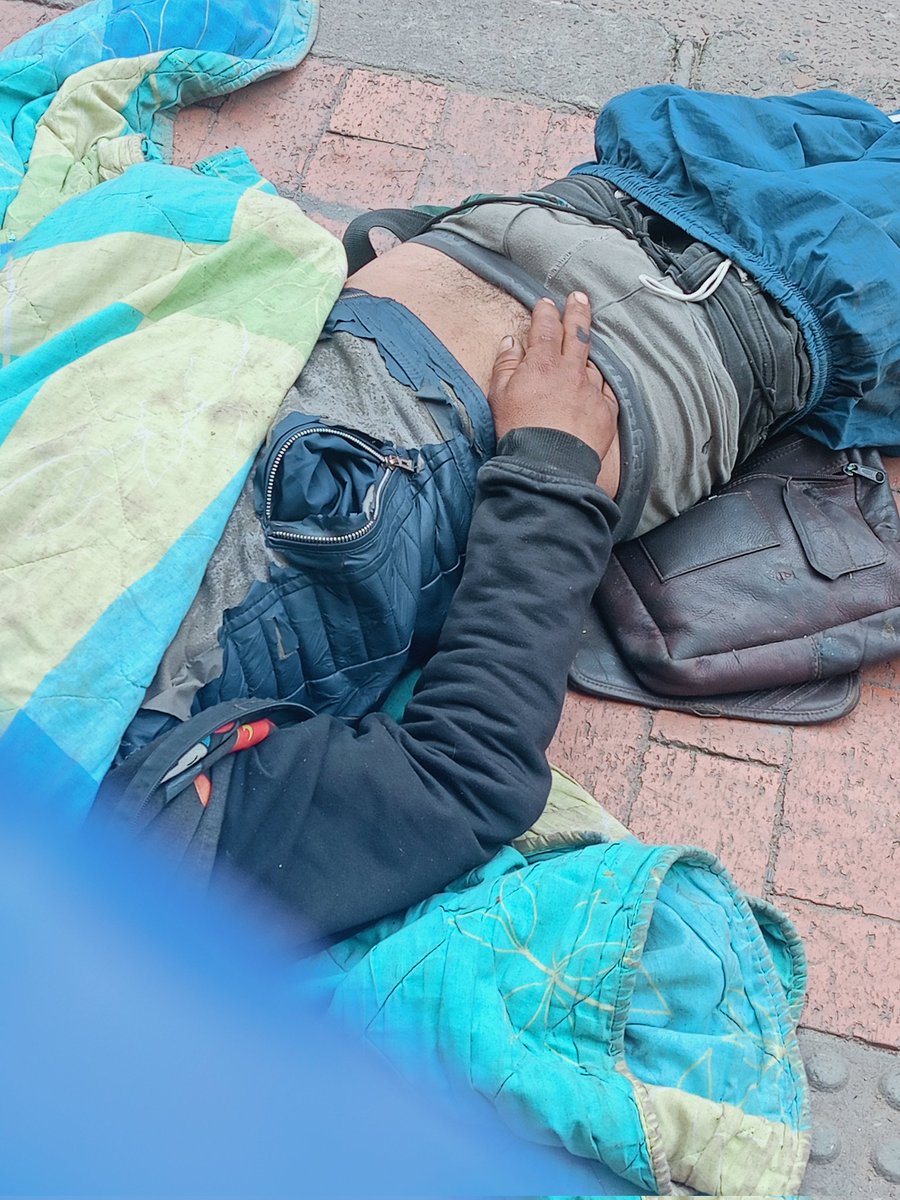 Caminando y vi esto #indigente #dormido #homeless #sleeping
