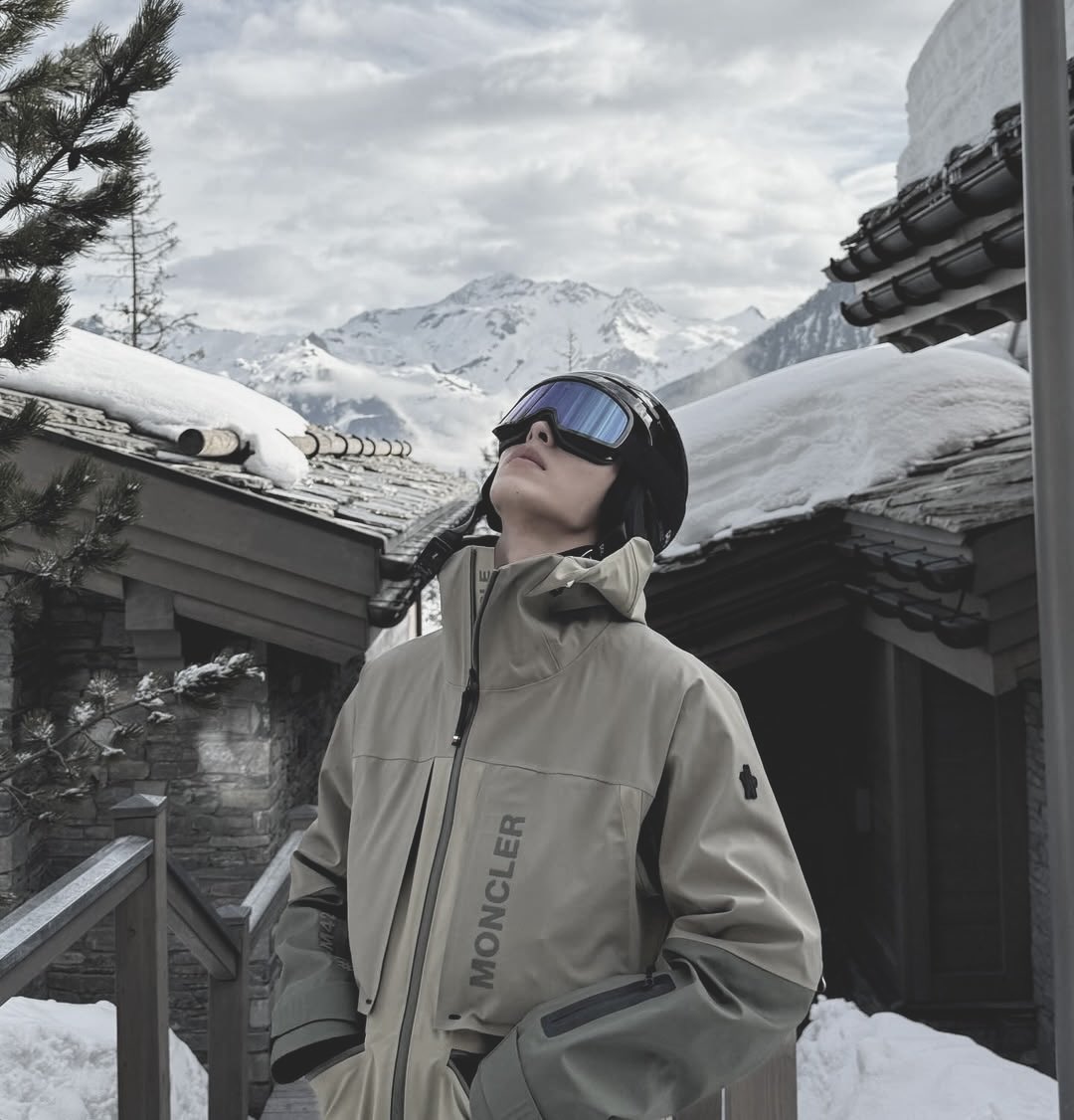 Jayewook's tweet image. There’s a certain kind of silence that only exists at the top of a snow-covered slope. Up here, everything feels clearer. Sharper. Like the world paused for a second just to let you breathe.